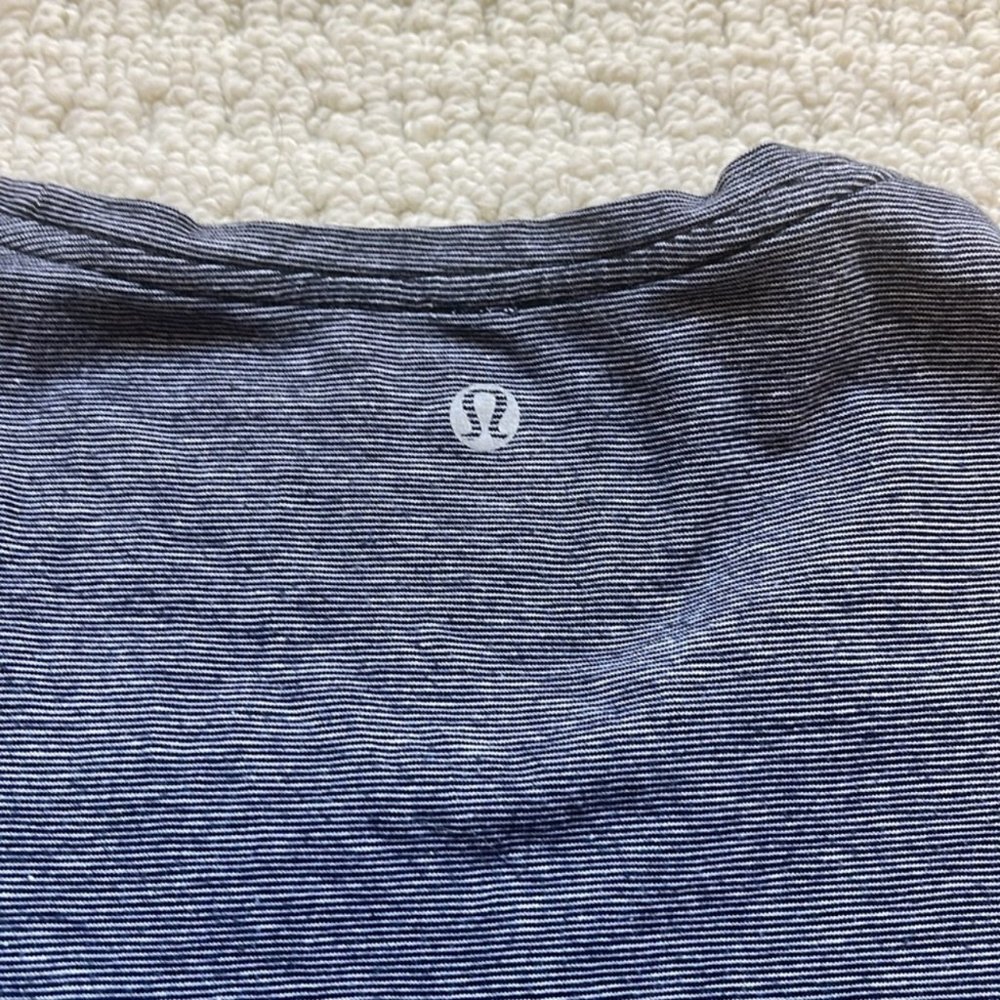 SOLDLululemon Lively Crewneck Tee Vitasea in White Black Mircostripe Size XS 2/4 - Picture 8 of 11
